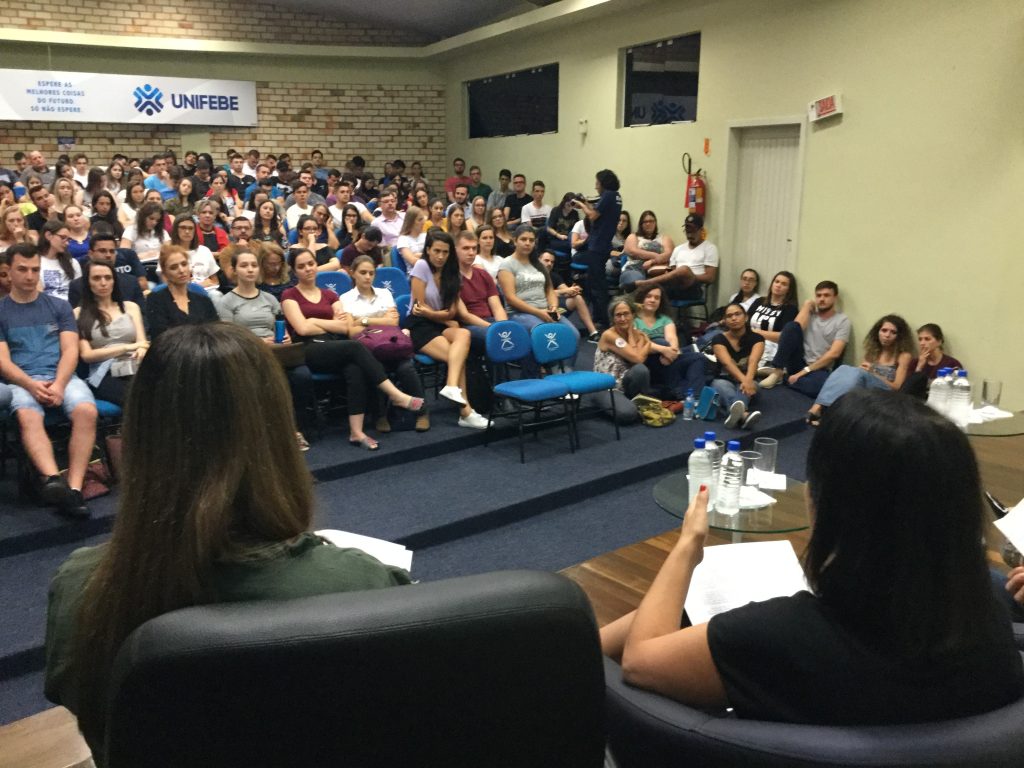 Comissão da Mulher Advogada participa de debate na Unifebe